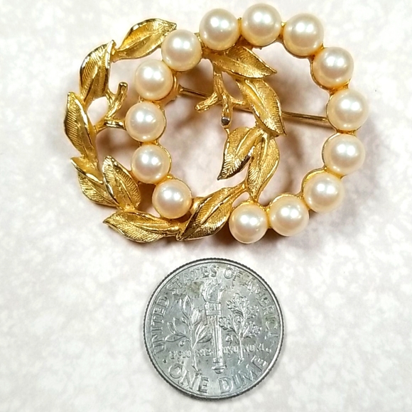 Vintage Signed Richelieu Faux Pearl Goldtone Brooch Pin - Picture 11 of 11